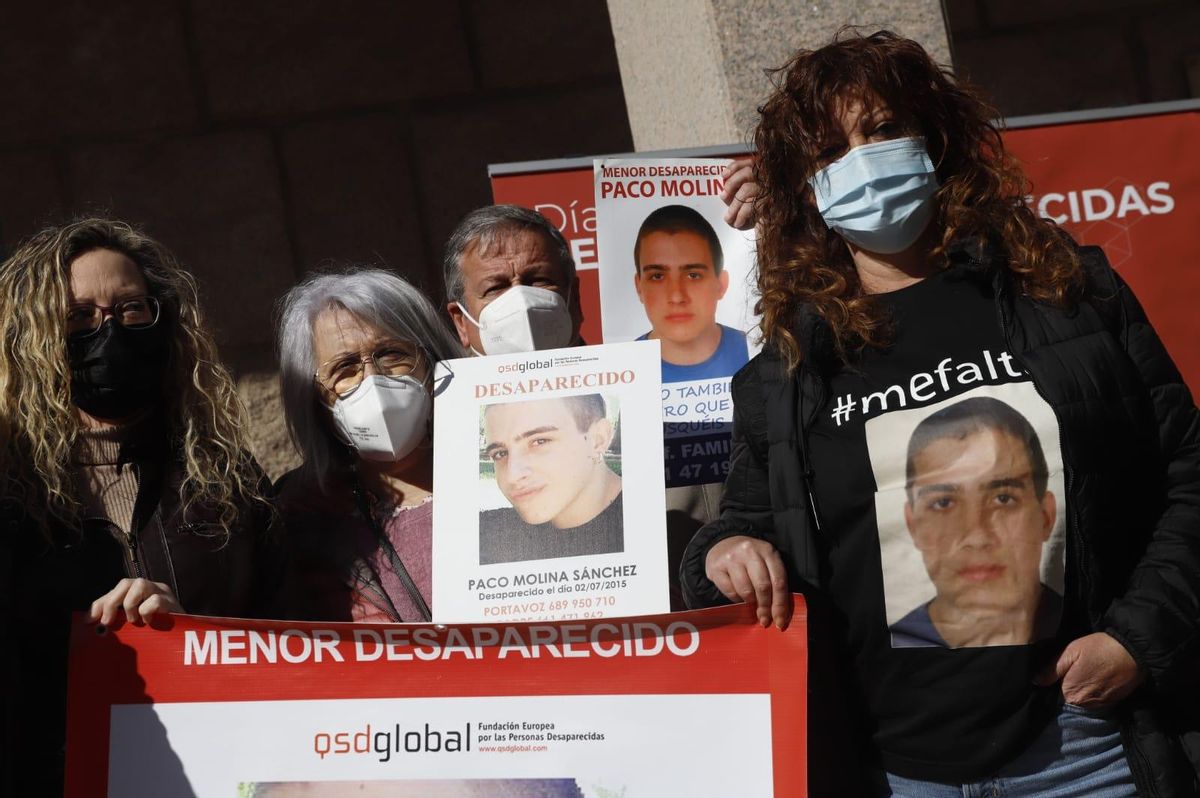 Concentración ante el Ayuntamiento de familiares de personas desaparecidas.