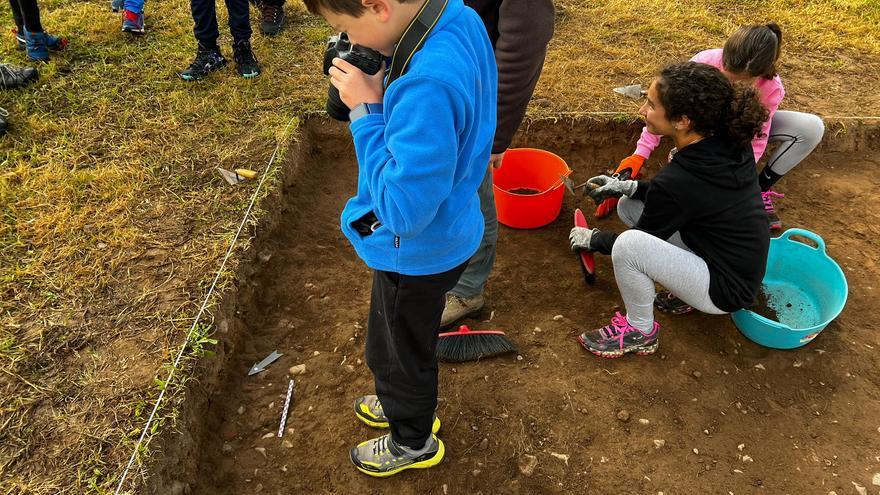 Los primeros sondeos arqueológicos de El Casal (Grado) apuntan a una ocupación prehistórica