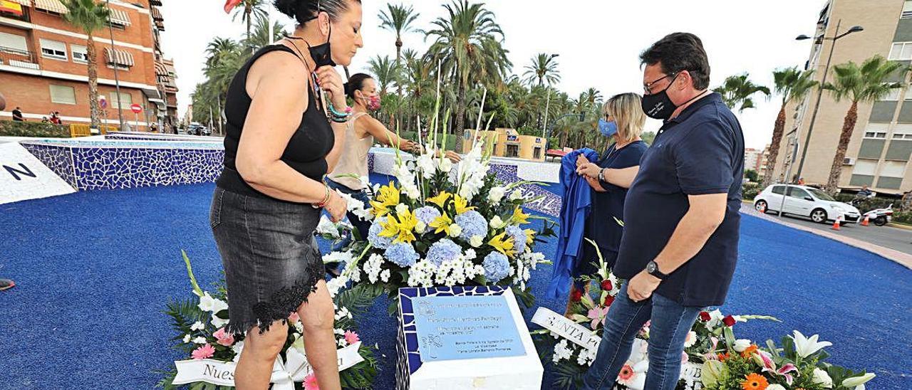 Un instante del descubrimiento de la placa en recuerdo de la pequeña Silvia Martínez Santiago en la plaza que, desde ayer, lleva su nombre en Santa Pola