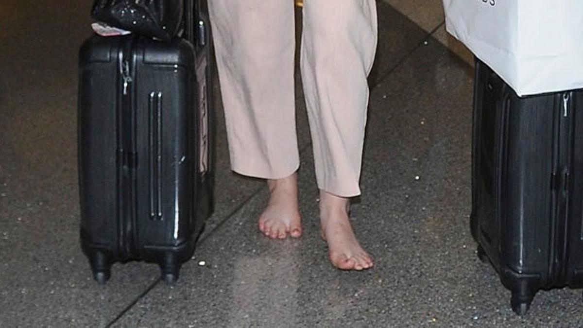 Los pies de Elle Fanning... Descalza en el aeropuerto