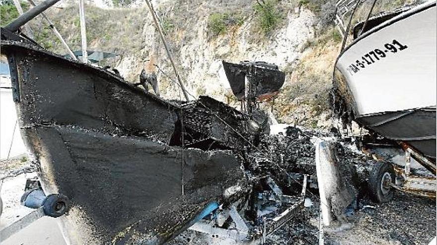 L&#039;incendi va deixar tres barques cremades i dues més van quedar afectades.