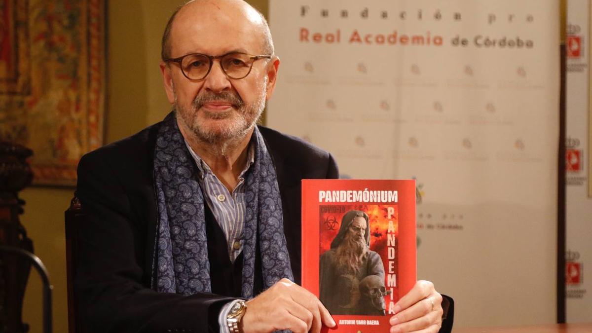 El jefe de Epidemiología de la Delegación Provincial de Salud en Córdoba, Antonio Varo Baena, en la presentación de su libro 'Pandemónium'.