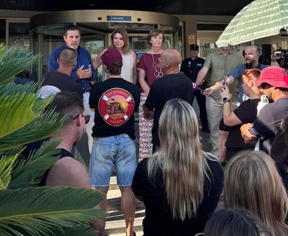 Rettungsschwimmer protestieren die Sicherheitslage der Strände vor dem Rathaus.