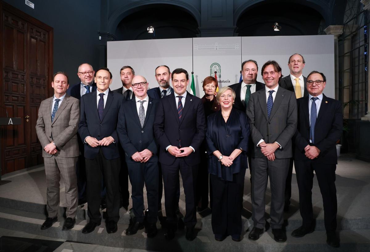 El presidente de la Junta de Andalucía, Juanma Moreno, preside la foto de familia junto al consejero de Universidad, Investigación e Innovación, José Carlos Gómez Villamandos, durante el acto de toma de posesión de Carmen Vargas como nueva rectora de la Universidad de Sevilla (US).
