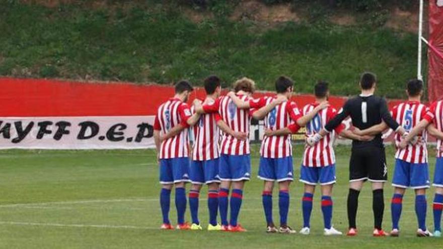 Los jugadores del Sporting B guardan un minuto de silencio en Mareo. a. g.