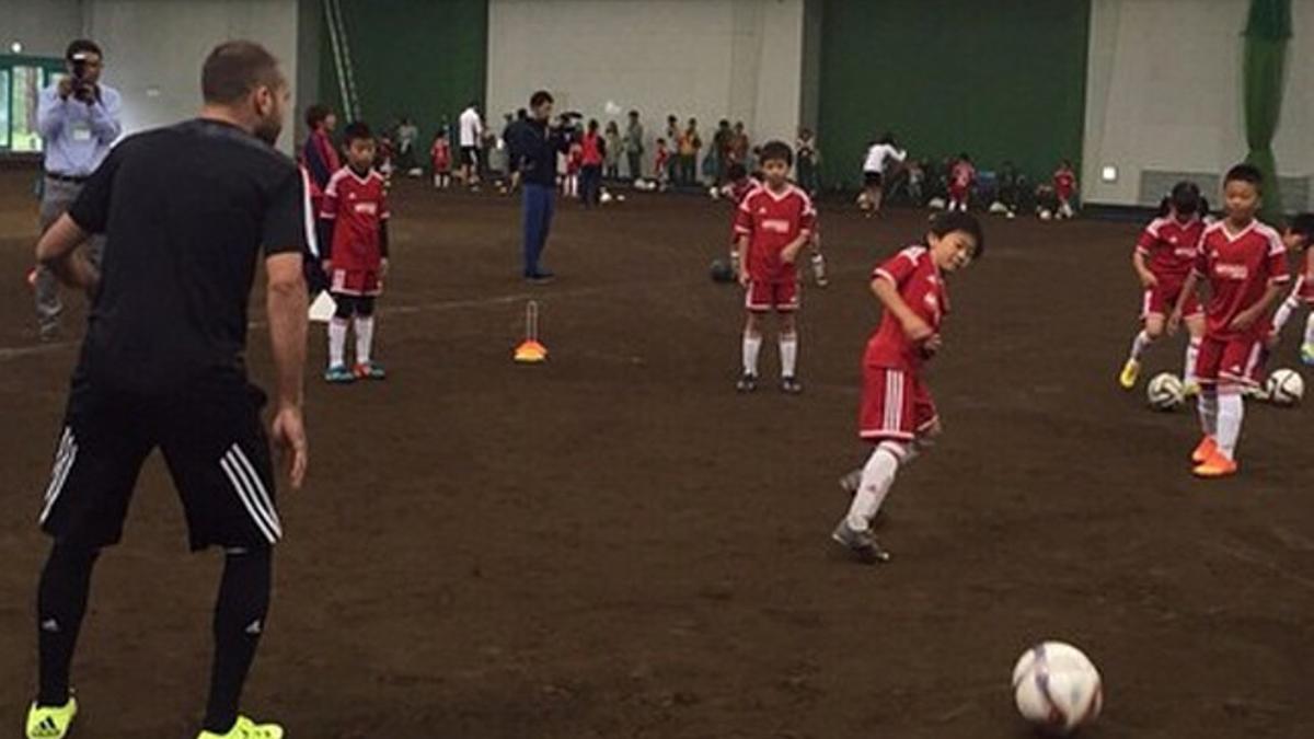 Jordi Alba, con los niños del Clínic