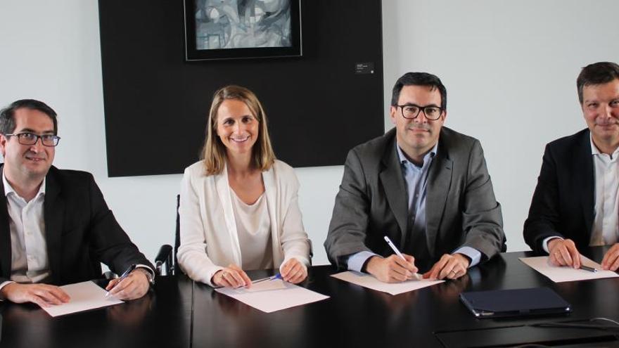 Los responsables de BBVA y Fintonic, en la firma del acuerdo.