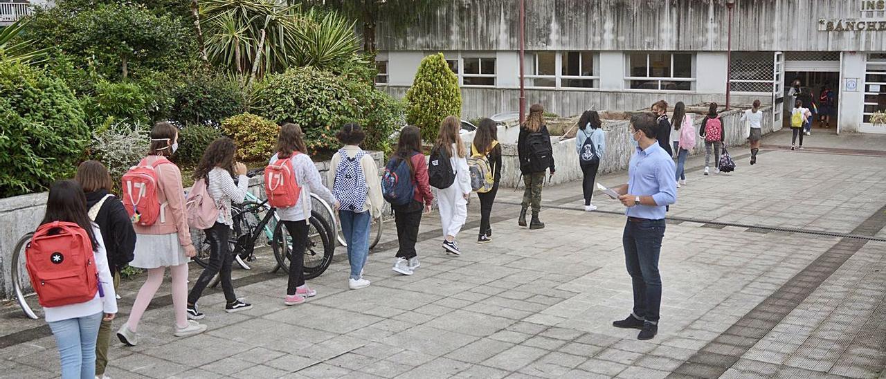 Imagen de archivo de la vuelta a clase en los institutos
en el contexto COVID. | // RAFA VÁZQUEZ
