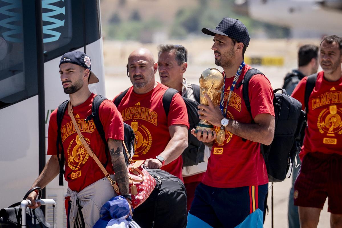 La selección española a su llegada al aeropuerto de Madrid-Barajas, a 20 de julio de 2026, en Madrid (España). El combinado español se convirtió ayer en campeón del Mundial 2026 de fútbol, tras vencer por 1-0 a Argentina con gol de Ferrán Torres. 20 JULIO 2026 A. Pérez Meca / Europa Press 20/07/2026. Luis de la Fuente;Rodri;Ferrán Torres;A. Pérez Meca