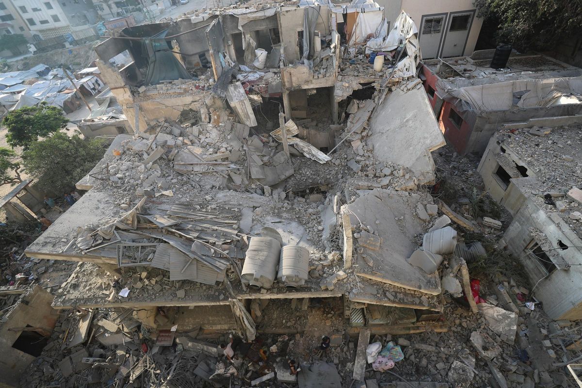 Un edificio destrozado tras un ataque israelí en ciudad de Gaza