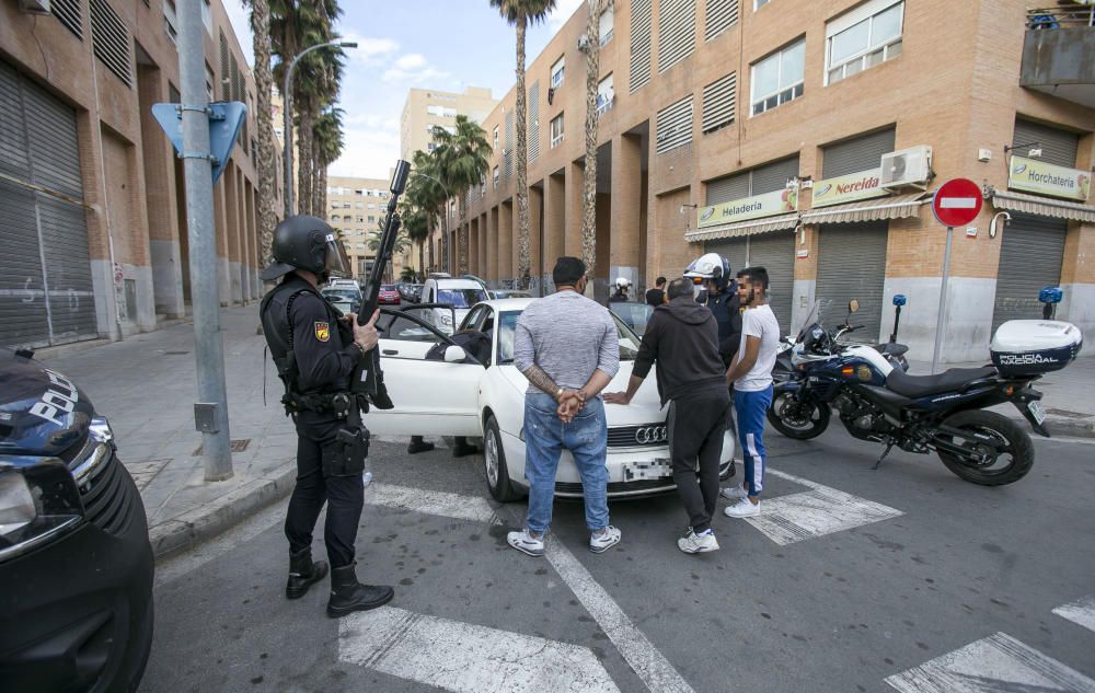 Numerosos agentes se despliegan para desmantelar tres narcopisos e intervienen estupefacientes y armas de fuego en los registros