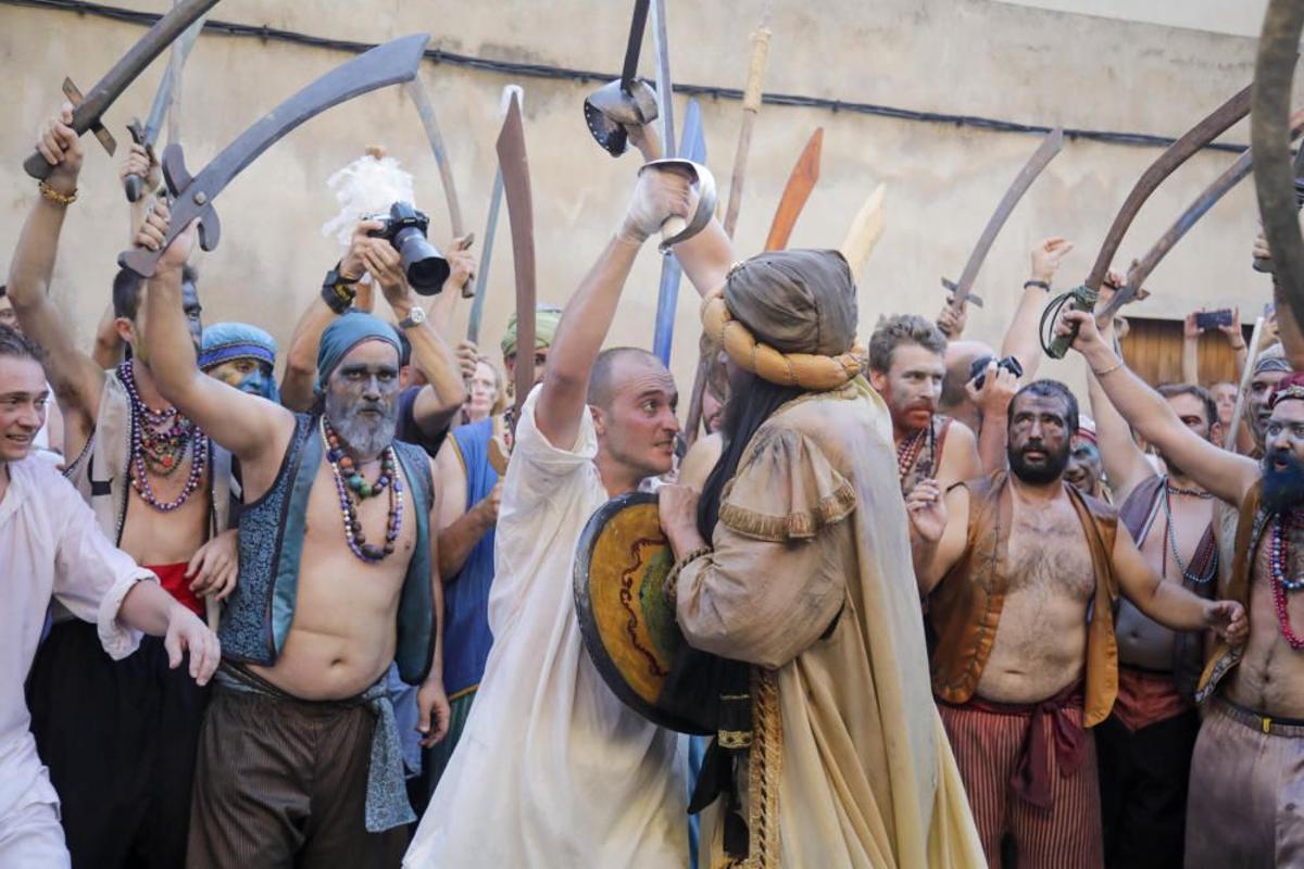 Die Bewohner von Pollença stellen bei "Moros i Cristians" den Kampf von 1550 um den Ort gegen den Seeräuber Dragut nach.