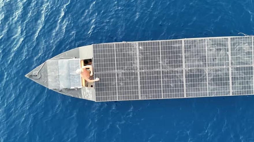 Das Boot, das von Finnland nach Spanien gereist ist und dabei nur Solarmodule verwendet hat