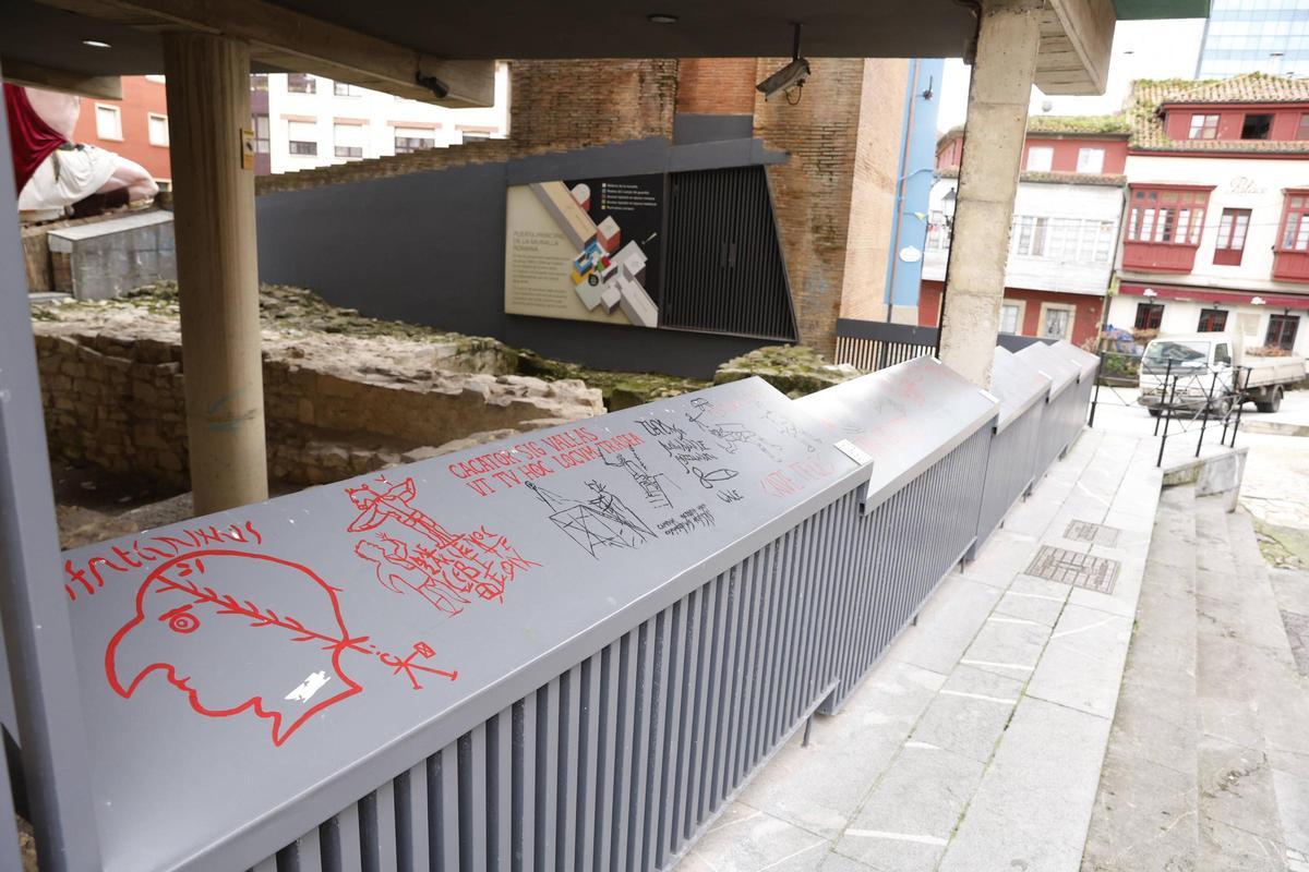 Los vecinos de Gijón piden multas "ejemplares" y concienciación para combatir las pintadas callejeras (en imágenes)