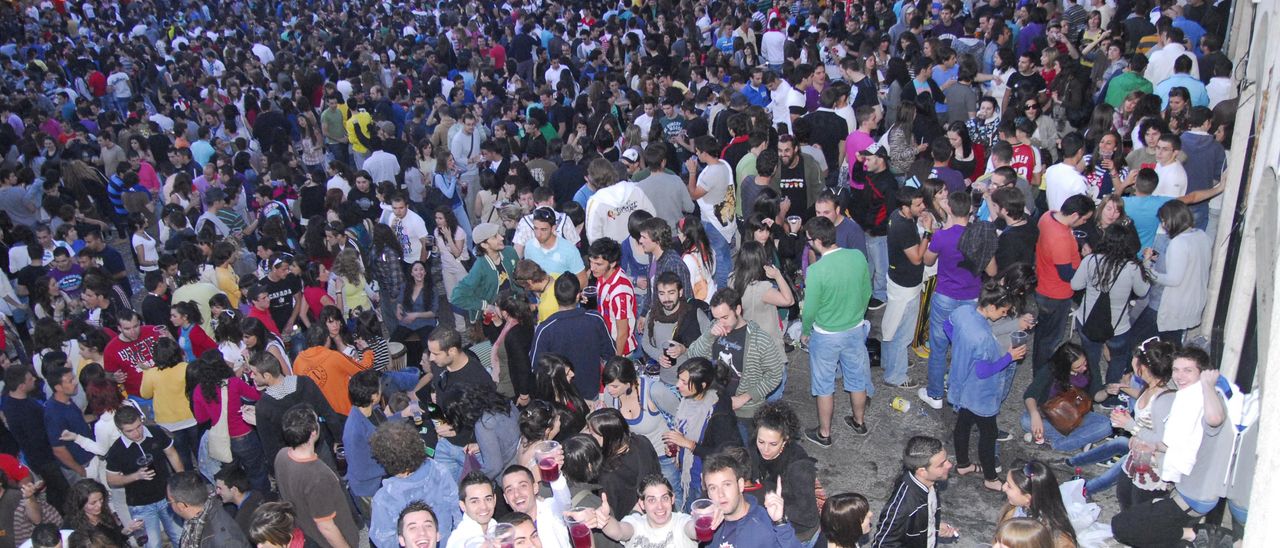 Imagen de público congregado en la plaza durante un Womad.