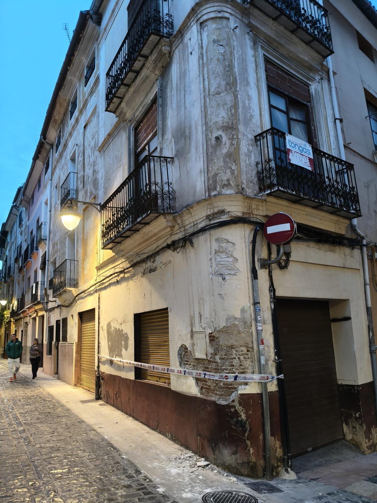 Imagen de la fachada que ha registrado daños en el carrer Corretgería de Xàtiva por el paso de un vehículo.