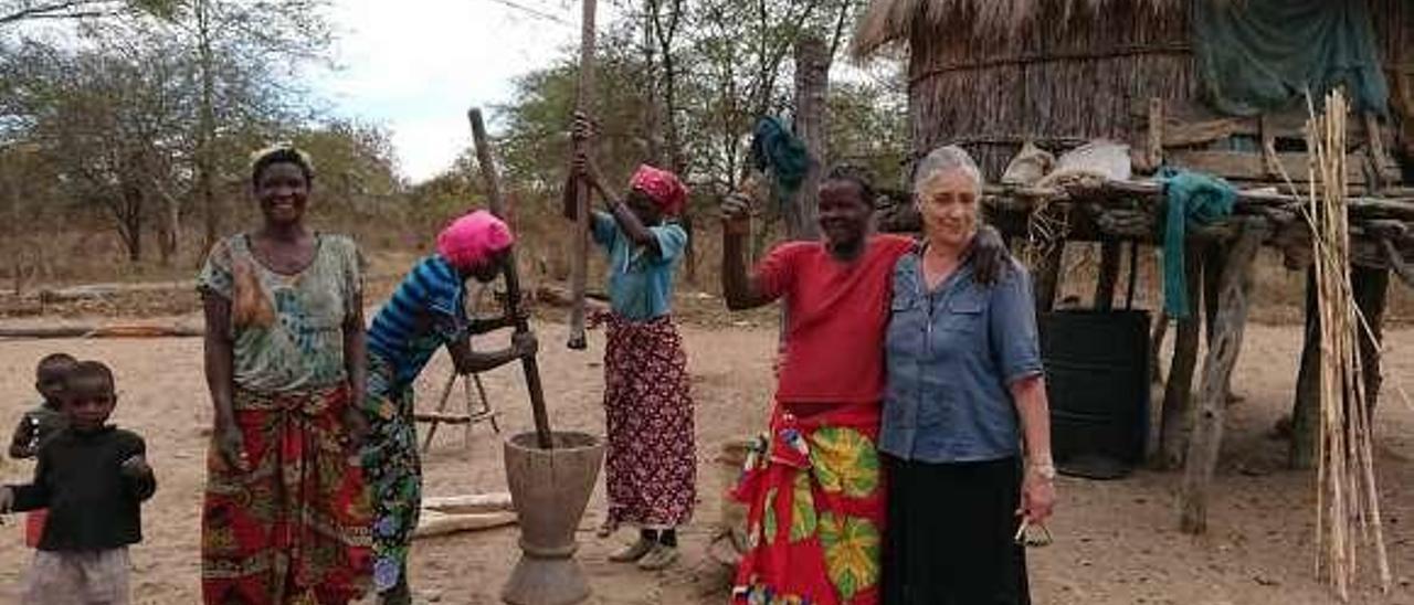 María Dolores (Lola) Pérez Carrasquilla con algunos de los ciudadanos de Zimbabue a los que atiende y cuida. // FdV