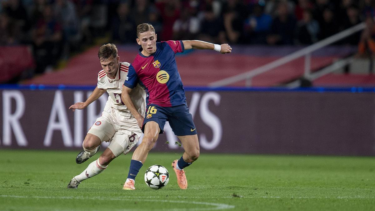 Fermín controla el balón ante Kimmich en el Barça-Bayern de la Champions en Montjuïc.