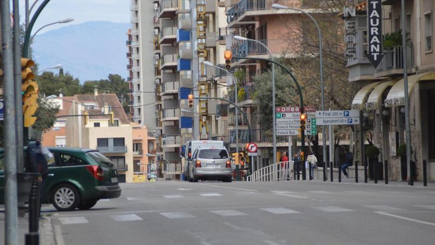 Vehicles a l&#039;avinguda Dalí de Figueres.