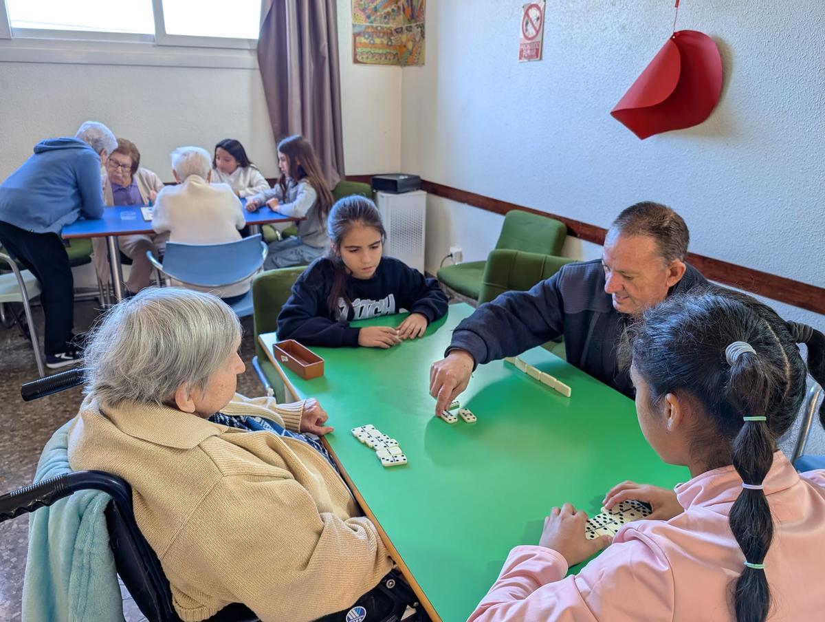 Alumnos del colegio Cuba y residentes en el centro de mayores Francisco Casanovas comparten actividades una vez a la semana en Torrevieja