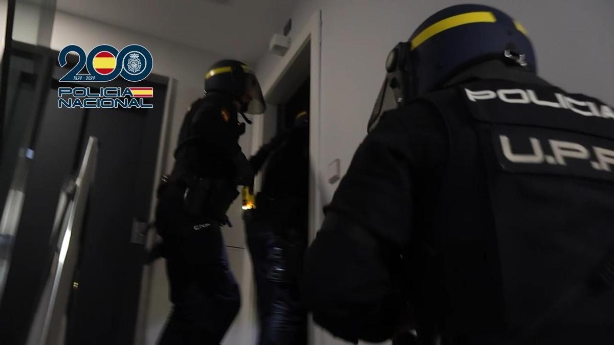 Así fue la entrada sorpresiva en el narcopiso del edificio de la rúa do Vieiro en Fontiñas.