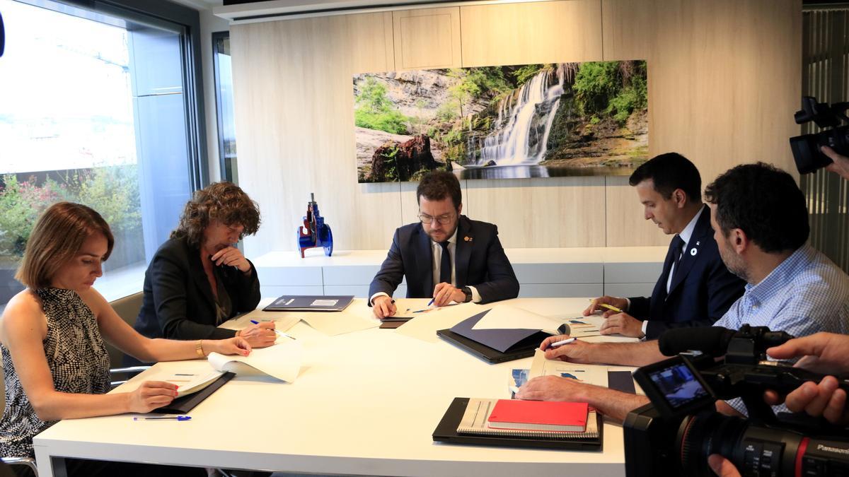 El president Pere Aragonès i la consellera d&#039;Acció Climàtica, Teresa Jordà, en una reunió amb el president de l&#039;ACA, Samuel Reyes; el director d&#039;Abastiment d&#039;Aigua, Jordi Molist, i la cap de gabinet del president, Helena Ricomà, a la seu de l&#039;agència