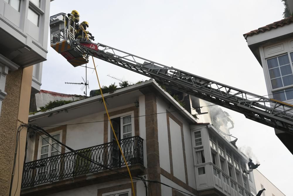 Un incendio destruye un piso en la calle Santa Mar