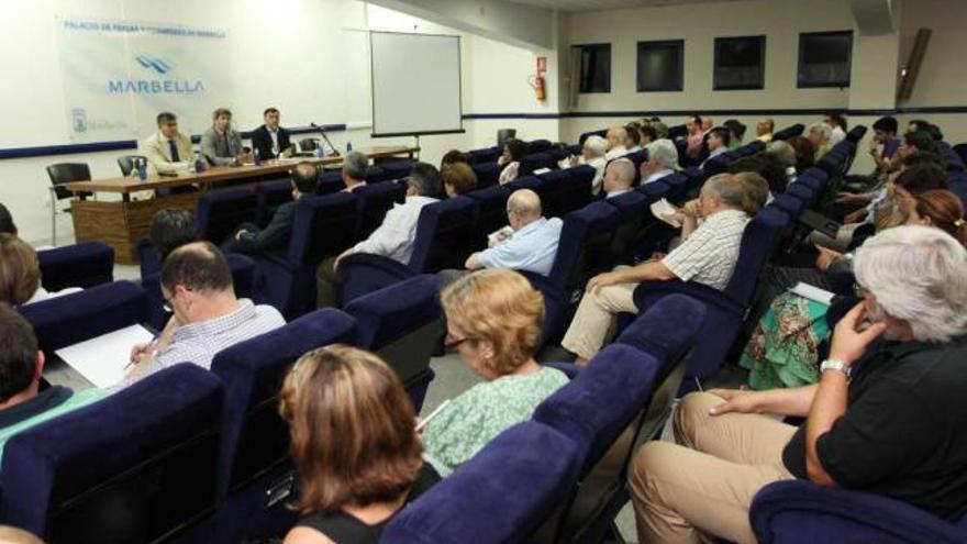 El concejal de Urbanismo, en el centro de la mesa, se reunió con un centenar de vecinos.