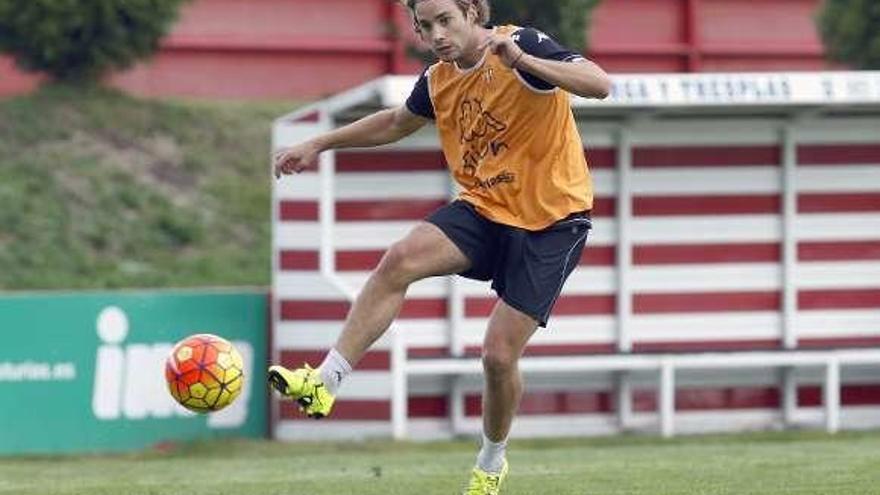 Mendi, durante un entrenamiento con el Sporting en Mareo.