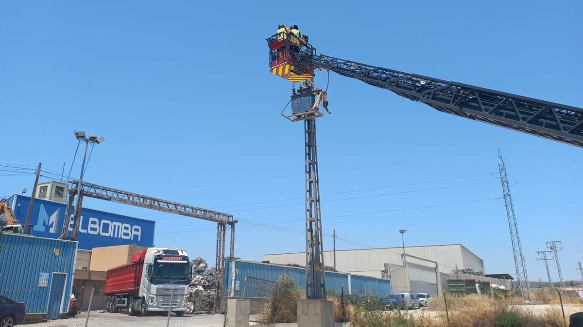 Bomberos durante las labores de rescate del cuerpo en Cabezo de Torres