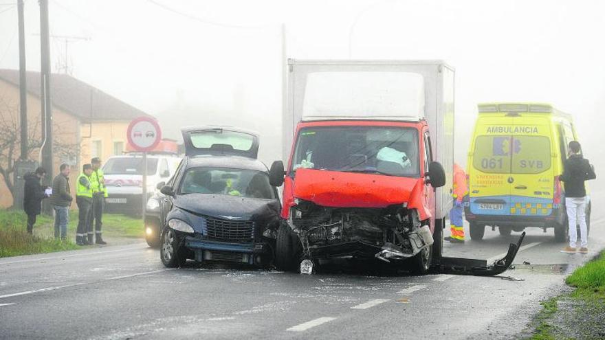 Vehículos implicados en la colisión que tuvo lugar ayer en la recta de Taboada.   | // BERNABÉ/JAVIER LALÍN