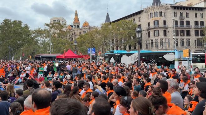 Centenares de activistas por la vivienda cortan Meridiana y Gran Via en Barcelona y hacen un llamamiento a la huelga general: "Caen los decretos, lo bloqueamos todo"