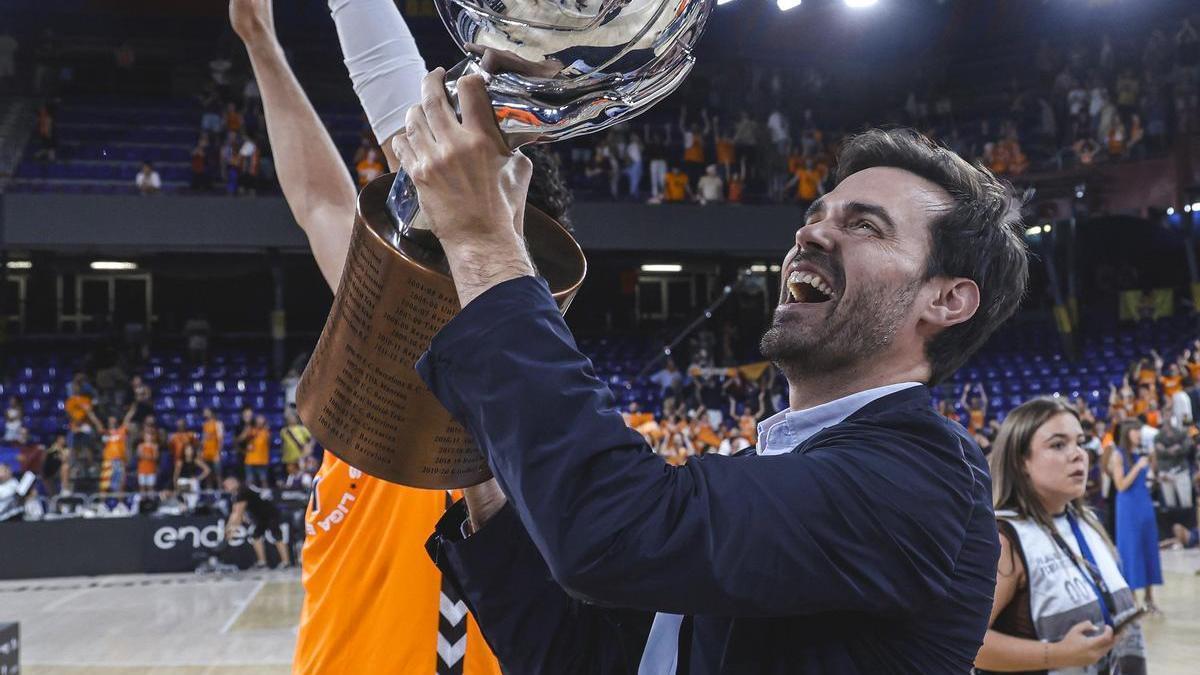 Enric Carbonell, a la llegada del Valencia BC a Manises tras ganar la Liga Endesa en Barcelona.