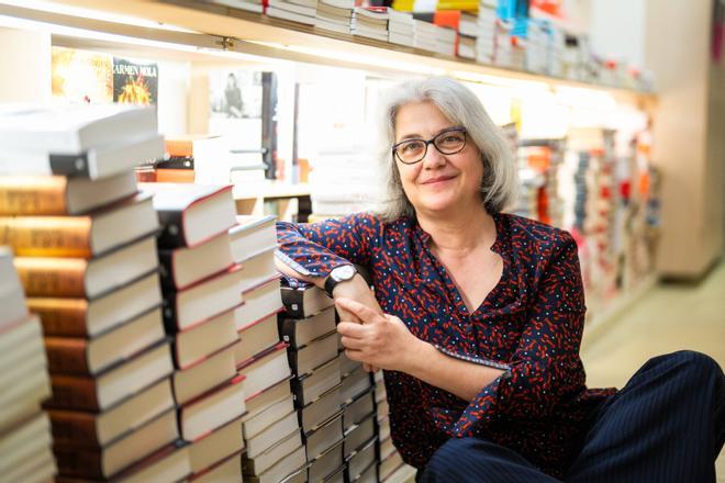 La escritora Rosa Ribas, en la librería +Bernat de Barcelona. 