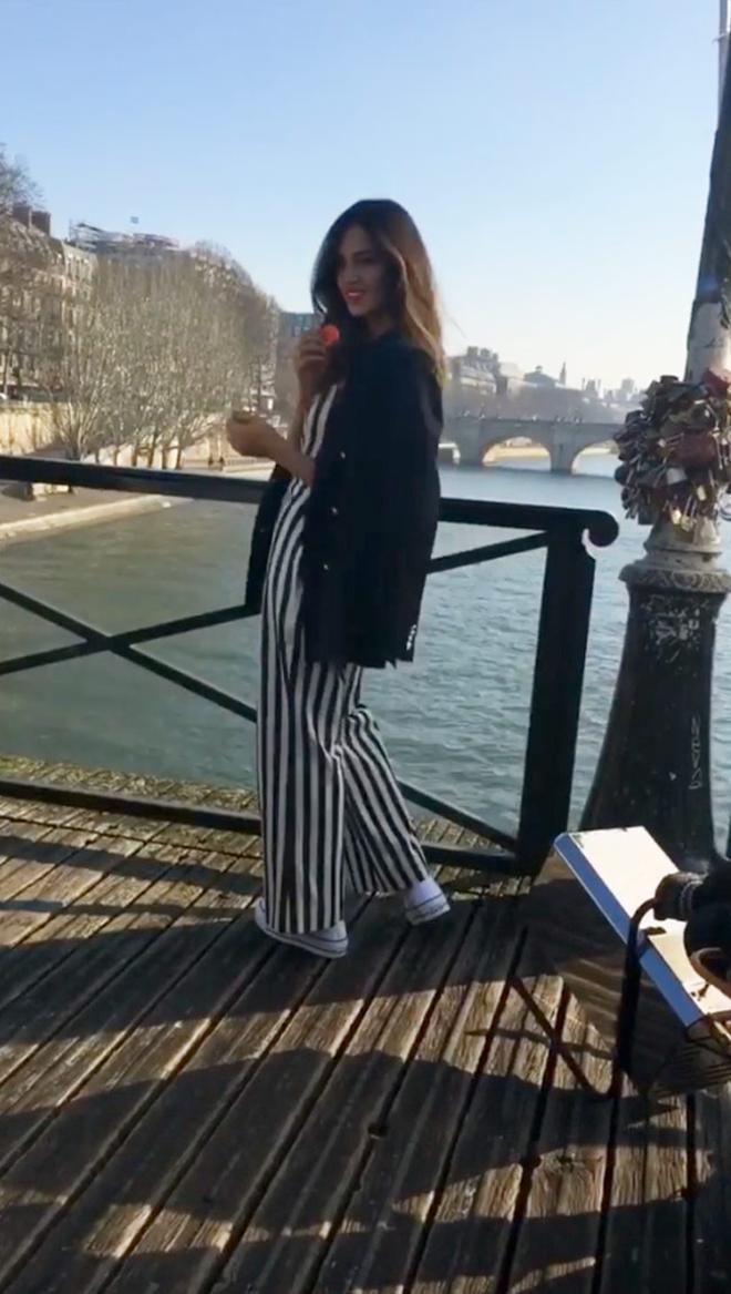 Sara Carbonero con look 'navy' con mono a rayas en París