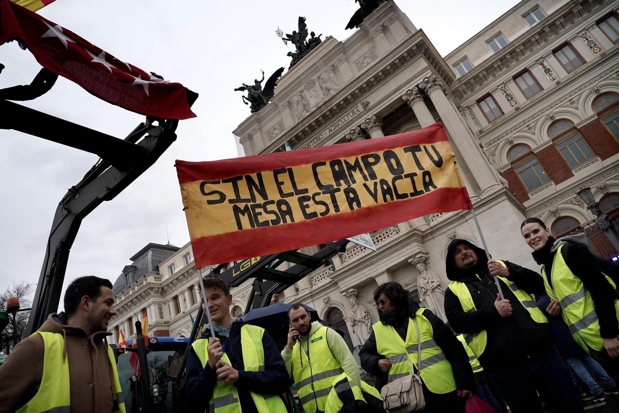 Agricultores protestan frente a la sede del Ministerio, en imágenes