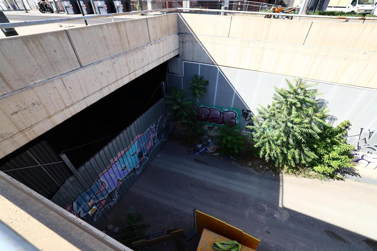 Estado de la entrada al túnel carretero de Zaragoza, muy degradada y vallada.