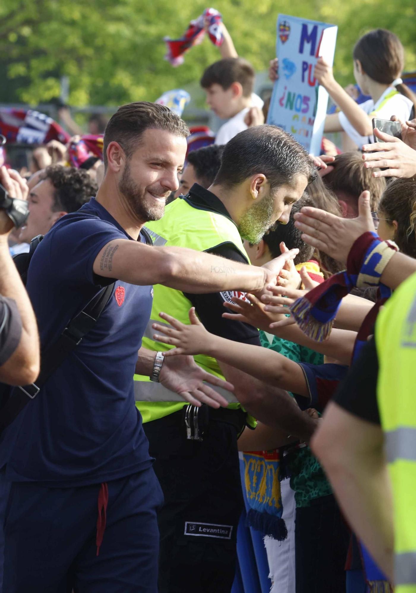 Recibimiento de la afición levantinista al equipo