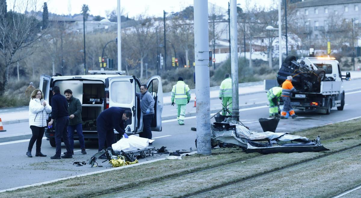 Muere un conductor en Zaragoza tras chocar con un poste de la catenaria ...