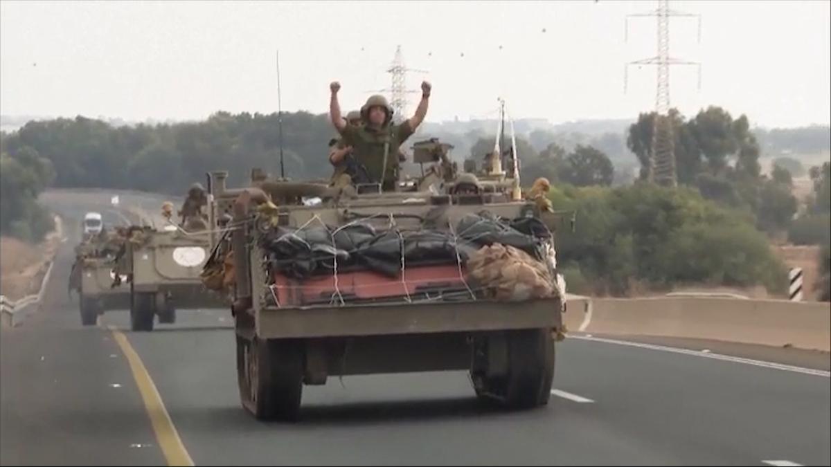 Tropas israelíes avanzando hacia la frontera con Gaza
