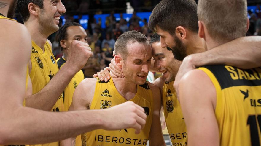La plantilla del entonces Iberostar Tenerife celebra el triunfo, frente al Real Betis, en el partido 500 del club en ACB.
