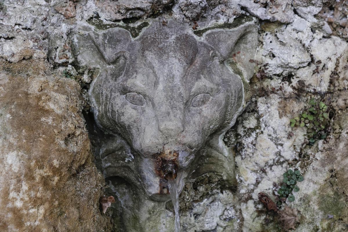 Rostro felino decora la surgencia de agua de la Font del Gat, dentro de los Jardins de Laribal de Montjuïc