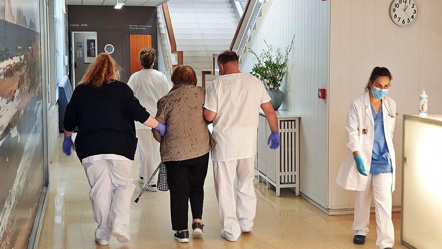 Crece la presión para obligar a vacunar a sanitarios y trabajadores de residencias - Vimarsana News