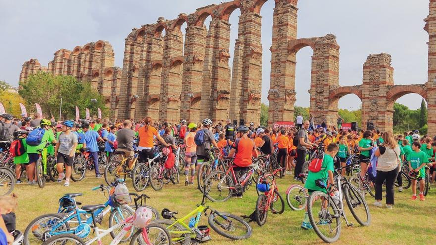 Unos 800 escolares recorren en bicicleta las calles de Mérida