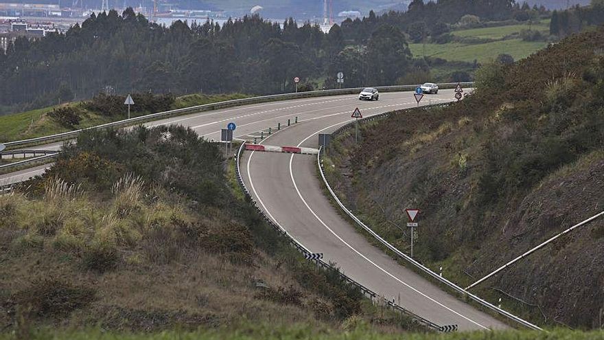 El acceso de la autovía a La Luz, cerrado con una valla. | Ricardo Solís