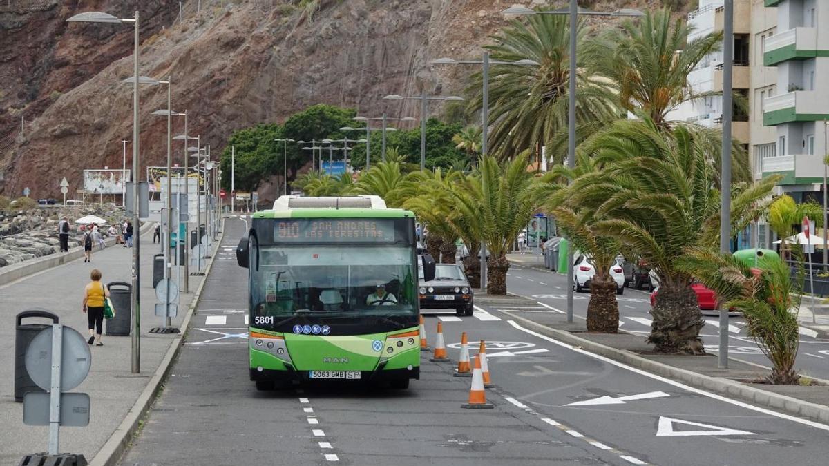 Carril bus en la playa de Las Teresitas.