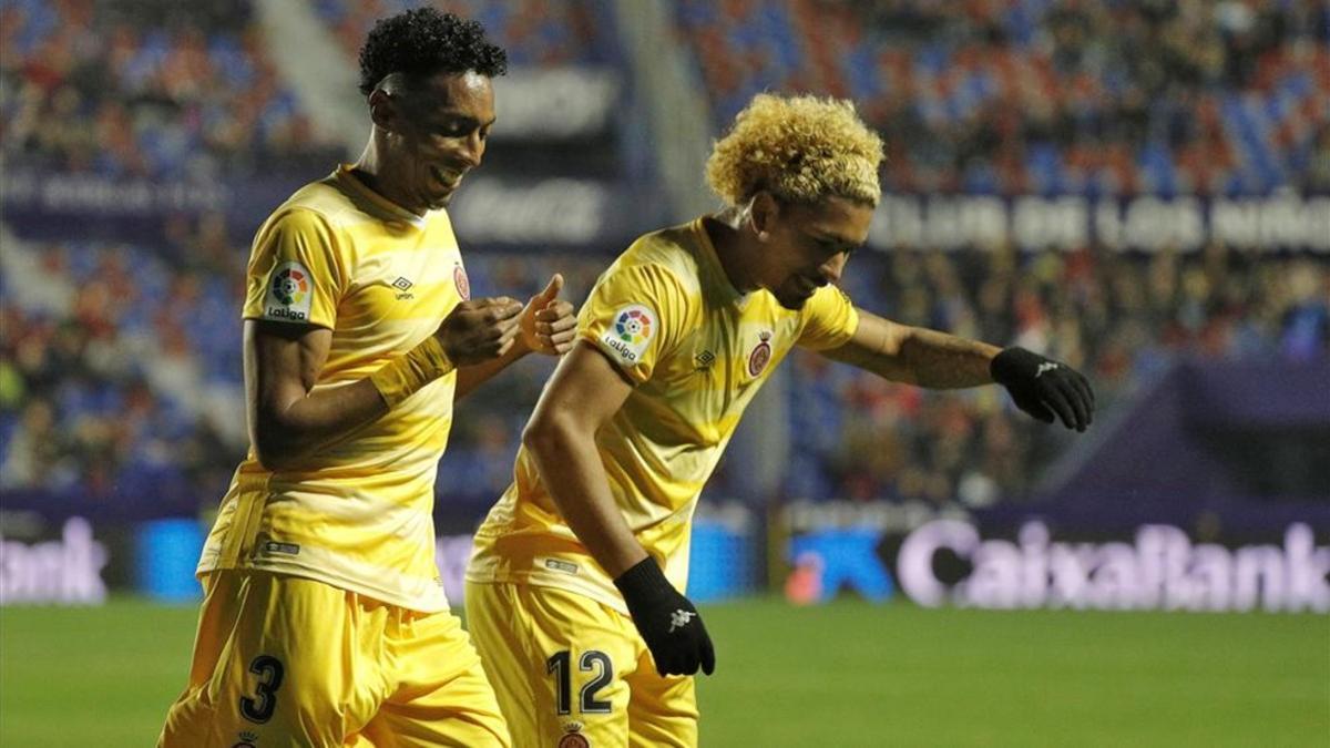 Douglas Luiz celebra con Mojica el gol del Girona en el campo del Levante