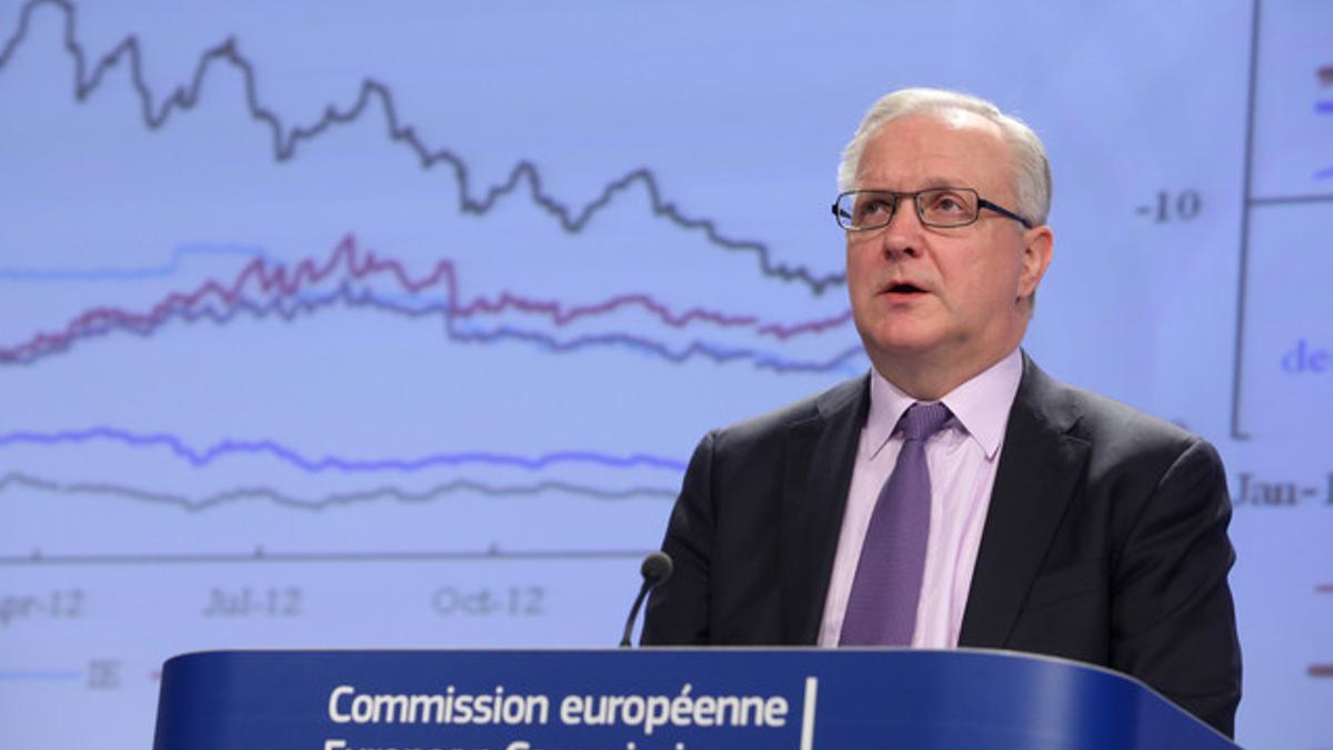 El eurocomisario de Asuntos Económicos y Monetarios, Olli Rehn, presenta las previsiones económicas de invierno para el 2013 y 2014