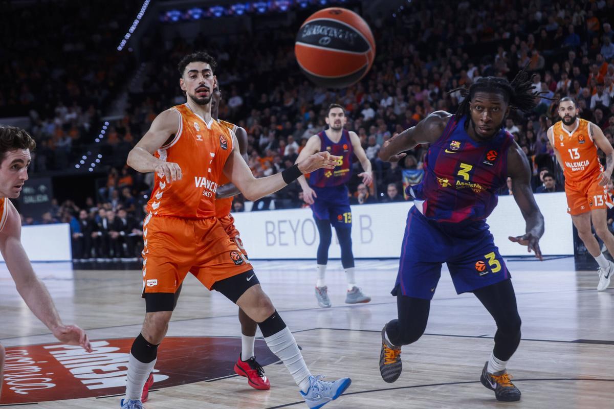 Josep Puerto y Miles Cale ven salir el balón fuera de la pista.