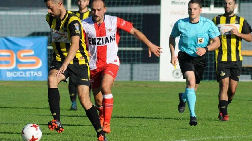 Hugo Soto se mostró muy activo en el frente del ataque aurinegro. // I. Abella